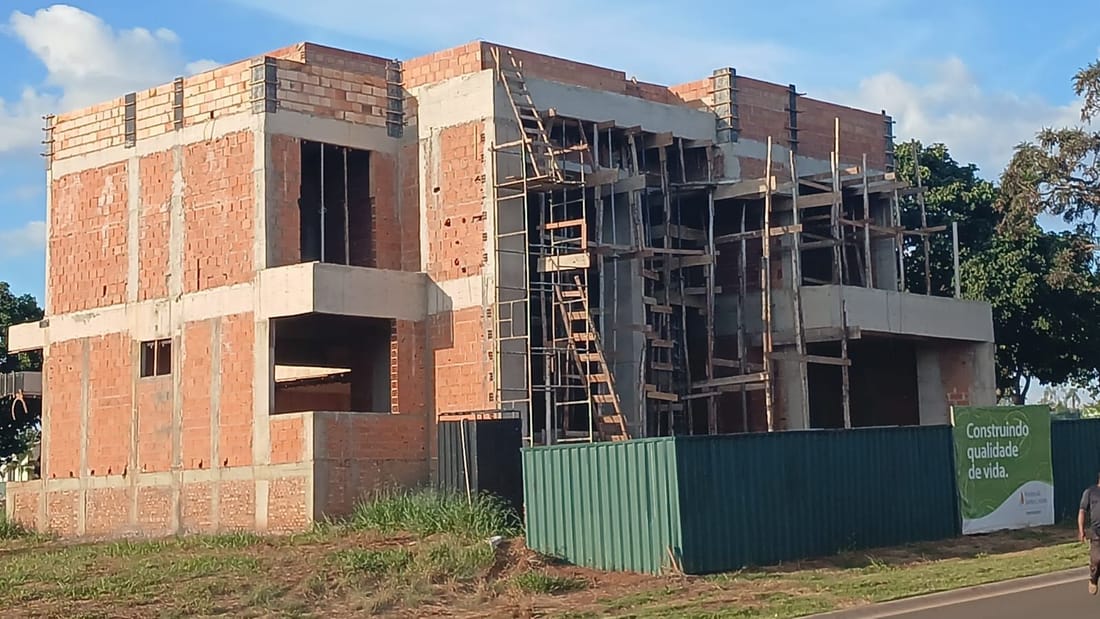 Sobrado em alvenaria em construção